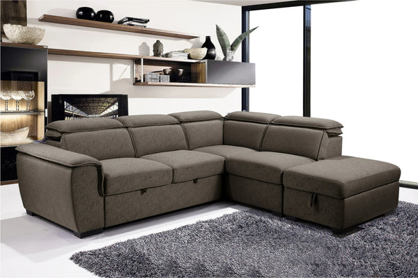 Sala moderna con sofá seccional tapizado en tela marrón oscuro, reposacabezas ajustables y chaise longue integrada, acompañado de alfombra gris de textura suave y estanterías decorativas en una sala contemporánea.
