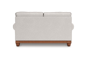 Loveseat gris claro con patas de madera sobre fondo blanco.
