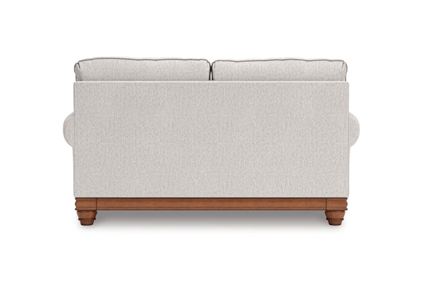Loveseat gris claro con patas de madera sobre fondo blanco.