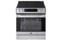 Estufa eléctrica de acero inoxidable con placa de cocción de cristal sobre fondo blanco.