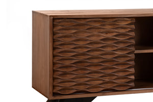Vista cercana del lado izquierdo de mesa de consola hecha de madera con cuatro estantes y dos puertas corredizas sobre un fondo blanco. 