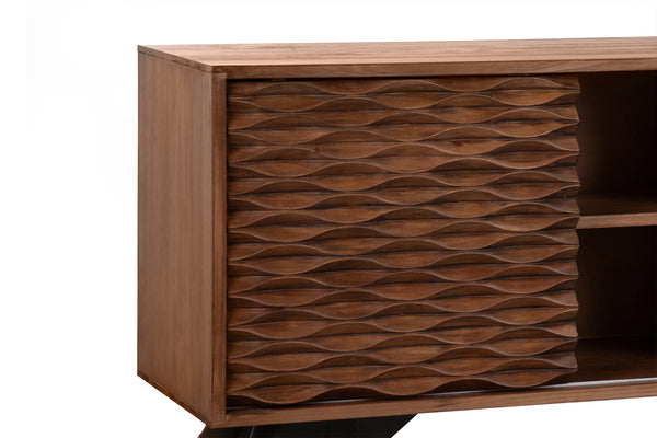 Vista cercana del lado izquierdo de mesa de consola hecha de madera con cuatro estantes y dos puertas corredizas sobre un fondo blanco. 