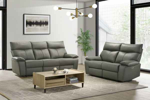 Sofá y loveseat reclinables color gris, tapizado de apariencia piel, respaldos acolchados, brazos tipo almohada y controles laterales eléctricos.