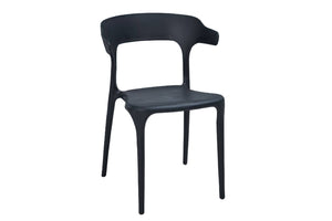 Silla negra sobre un fondo blanco. 
