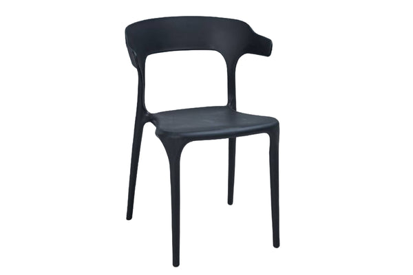 Silla negra sobre un fondo blanco. 