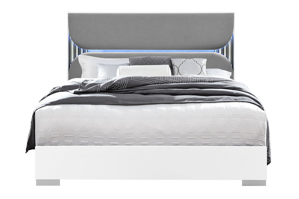 Cama king moderna con cabecero gris, luces LED y ropa de cama gris y blanca sobre fondo blanco.