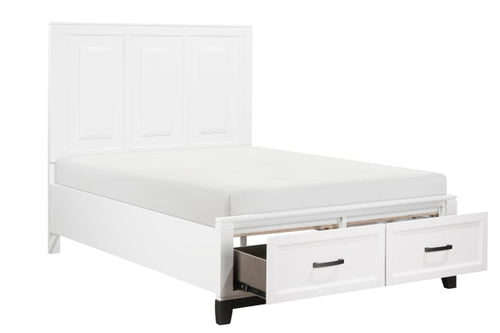 Cama blanca con almacenaje en el piecero sobre fondo blanco.