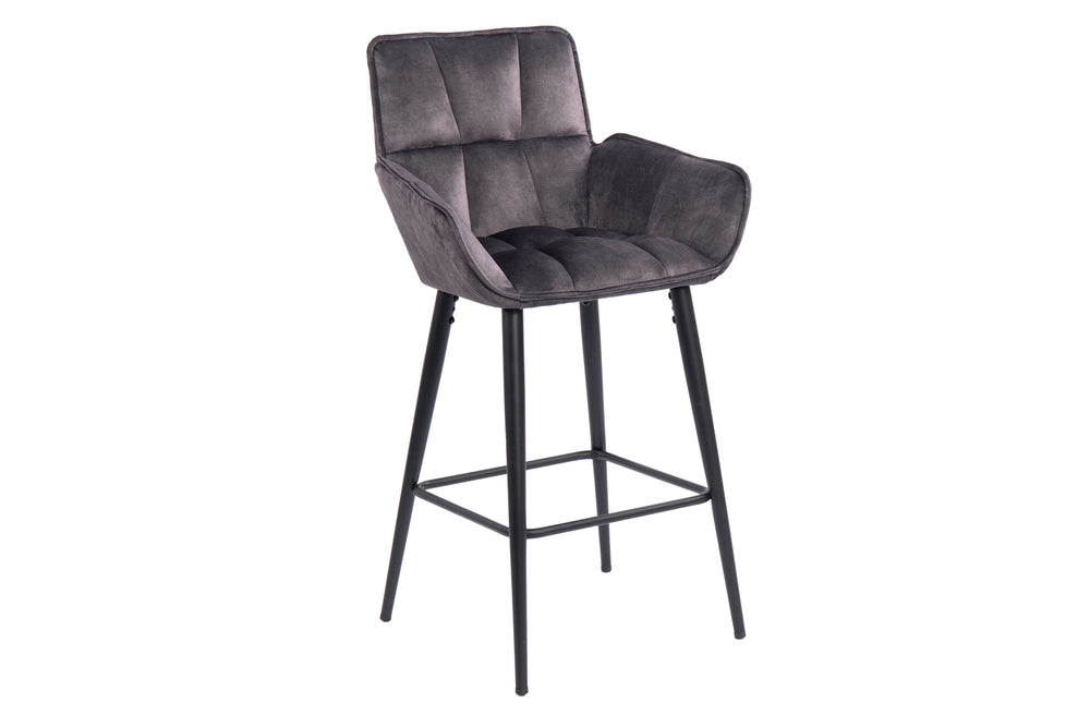 Silla "counter height" azul con patas negras en un fondo blanco. 
