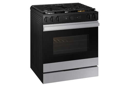 Estufa de gas negra y plateada sobre fondo blanco.