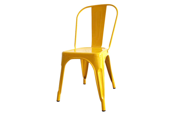 Silla amarilla de metal en un fondo blanco. 