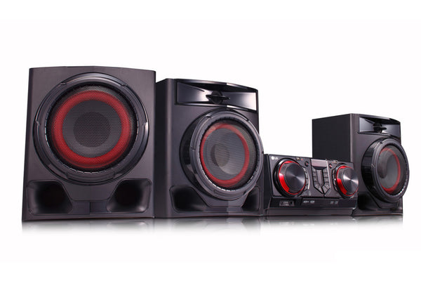 Conjunto de altavoces negros con detalles rojos sobre fondo blanco.