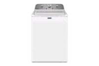 Lavadora de carga superior de color blanco sobre fondo blanco.