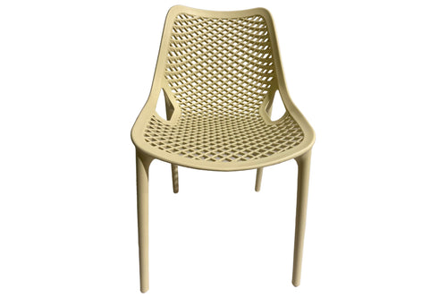 Silla amarilla con diseño de malla sobre fondo blanco.