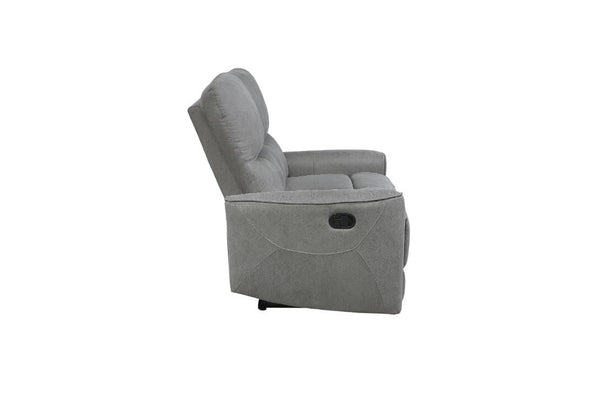 Vista lateral de loveseat reclinable de color gris sobre un fondo blanco. 