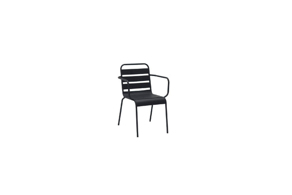 Silla negra con reposabrazos sobre fondo blanco. 