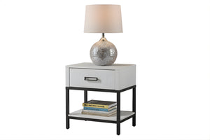 Mesa de noche blanco con una gaveta y un estante por debajo sobre un fondo blanco. 