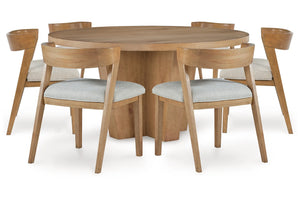 Una mesa de comedor redonda de madera con una base de pedestal robusta, rodeada por seis sillas de madera a juego con asientos tapizados en gris claro.