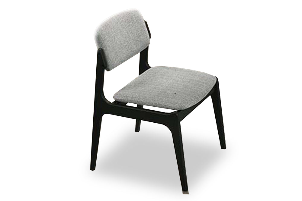 Silla de comedor moderna con asiento y respaldo acolchados en tela gris clara, estructura de madera negra y patas inclinadas, presentada sobre fondo blanco.