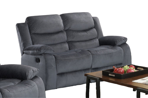 Loveseat reclinable de color marrón sobre un fondo blanco. 