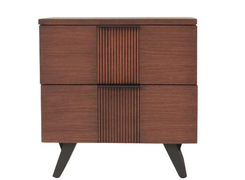 Mesa de noche de dos cajones de estilo moderno de mediados de siglo con acabado de madera en tono marrón cálido, presenta detalles de paneles estriados verticalmente en el frente y patas negras cónicas, mostrada sobre un fondo blanco liso.