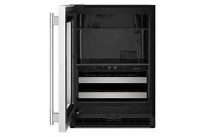 Una nevera para vinos empotrado con puerta y tirador de acero inoxidable, que se muestra con la puerta abierta para revelar un interior negro con estantes de cristal.