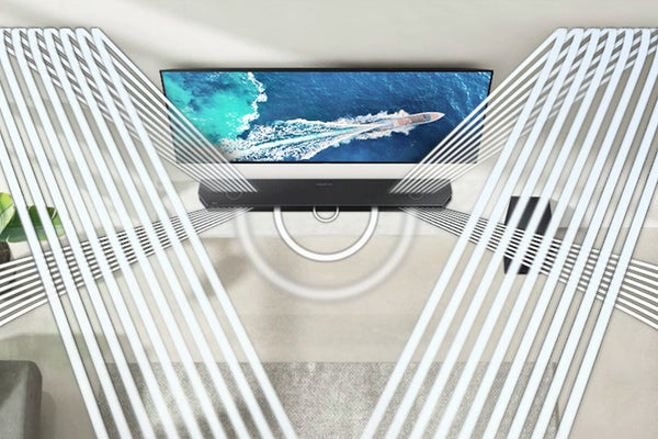 Televisor montado en una pared con una escena de barco con una barra de sonido negra debajo.