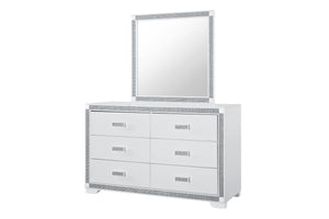 Gavetero con espejo de color blanco con brillo en los bordes y con seis gavetas sobre un fondo blanco. 