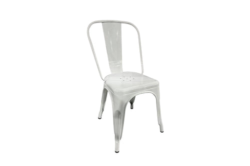 Silla blanca de metal en un fondo blanco. 