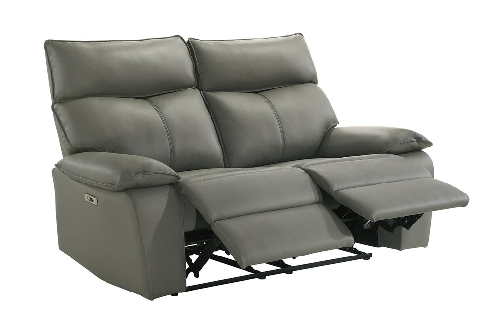 Loveseat reclinable color gris verdoso de apariencia piel, con dos asientos, respaldos altos acolchados, brazos tipo almohada, costuras visibles y control lateral eléctrico sobre un fondo blanco.