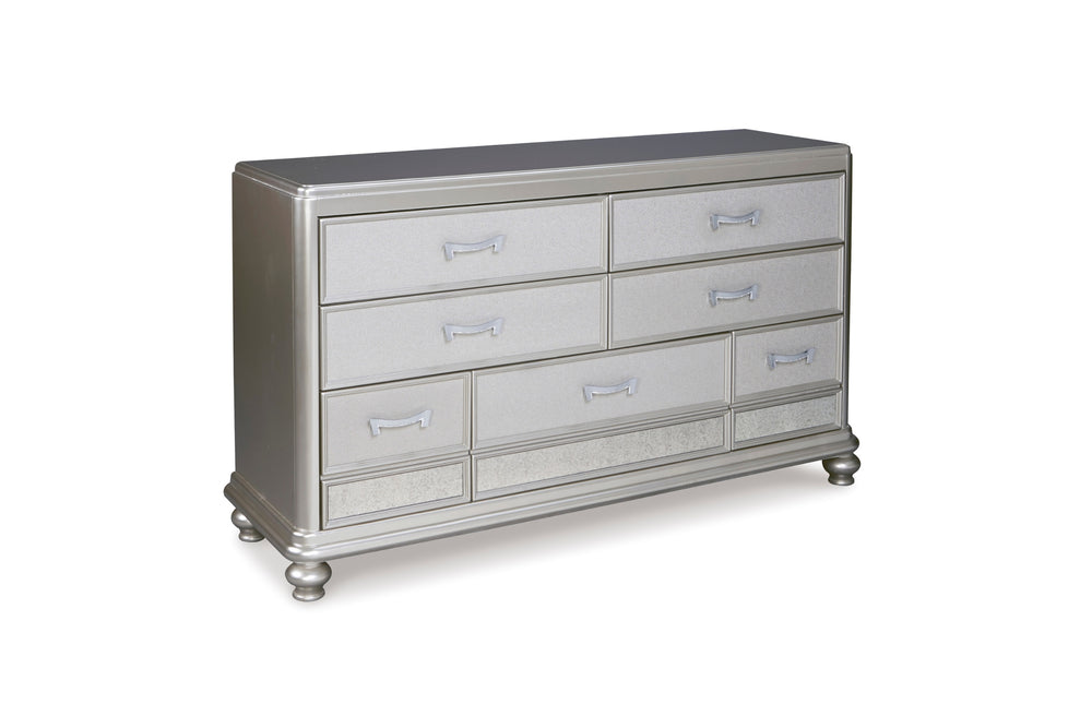 Gavetero metálico de siete gavetas sin espejo sobre un fondo blanco. 