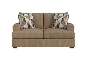 Loveseat de color marrón con dos cojines decorativos sobre un fondo blanco. 