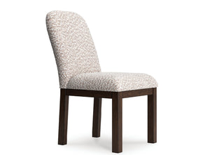 Silla de comedor tapizada con respaldo alto y curvo, que presenta una tela moteada en beige y blanco en el asiento y el respaldo, sostenida por una estructura de madera de color marrón oscuro con cuatro patas, mostrada sobre un fondo blanco liso.