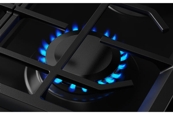 Primer plano de un quemador de estufa de gas negro con llamas azules encendidas bajo la rejilla.