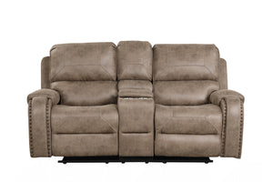 Loveseat reclinable en color gris taupé con consola central integrada, asientos acolchados y brazos con detalles de tachuelas decorativas, presentado de frente sobre fondo blanco.