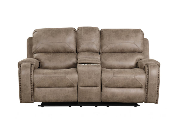 Loveseat reclinable en color gris taupé con consola central integrada, asientos acolchados y brazos con detalles de tachuelas decorativas, presentado de frente sobre fondo blanco.