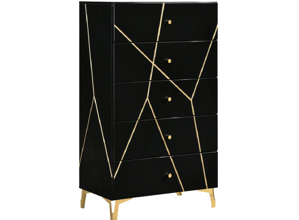 Gavetero negro de cinco gavetas con acabado brillante, decorado con patrones de líneas geométricas doradas, pequeños tiradores dorados y patas doradas, sobre un fondo blanco.