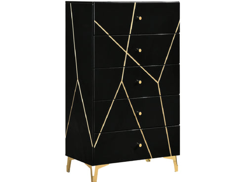 Gavetero negro de cinco gavetas con acabado brillante, decorado con patrones de líneas geométricas doradas, pequeños tiradores dorados y patas doradas, sobre un fondo blanco.