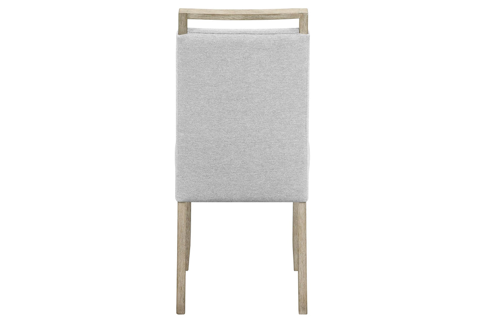 Silla tapizada con acolchado blanco y con patas acabadas en madera marrón en un fondo blanco. 