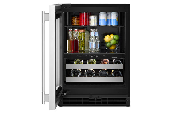 Una nevera para vinos negro bajo encimera, con la puerta abierta, que deja ver los estantes repletos de botellas, latas y fruta, sobre un fondo blanco liso.