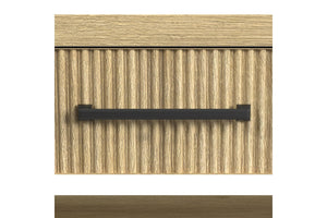 Vista cercana de gaveta crema con manija negra de mesa de centro. 