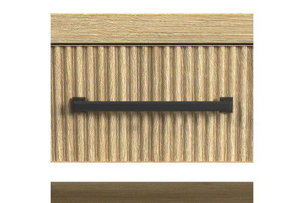 Vista cercana de gaveta crema con manija negra de mesa de centro. 