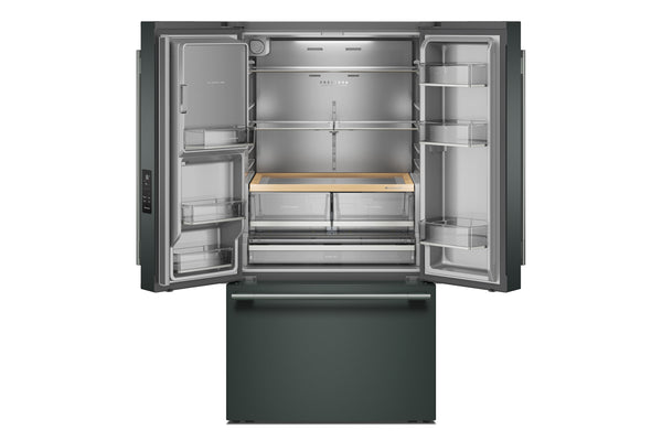 Una nevera de doble puerta de color verde con ambas puertas superiores abiertas, que deja ver el interior de acero inoxidable, los estantes, los compartimentos de la puerta y una tabla de cortar de madera sobre un fondo blanco.