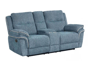 Loveseat reclinable tapizado en tela azul jaspeada con dos asientos acolchados, respaldos altos, apoyabrazos acolchados y consola central con portavasos integrados, presentado sobre fondo blanco.