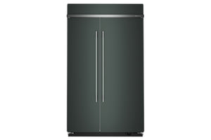 Una nevera de dos puertas verticales de color gris carbón oscuro y finos tiradores verticales plateados, que se muestra sobre un fondo blanco liso.