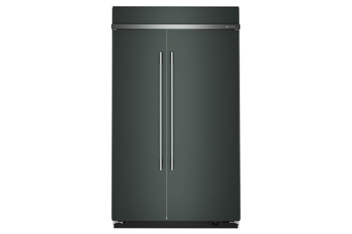 Una nevera de dos puertas verticales de color gris carbón oscuro y finos tiradores verticales plateados, que se muestra sobre un fondo blanco liso.
