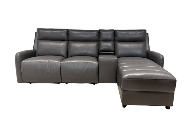 Sofá seccional reclinable gris oscuro con chaise longue en el lado derecho, tapicería de aspecto de cuero, respaldos acolchados, brazos redondeados y consola central.