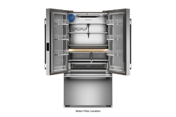 Nevera de acero inoxidable con puertas superiores y congelador inferior abiertos, mostrando estantes, gavetas y compartimentos internos; un indicador azul señala la ubicación del filtro de agua.