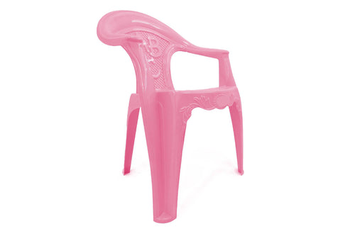 Silla de plástico rosa con las letras "ABC" en la parte delantera del respaldo sobre un fondo blanco.