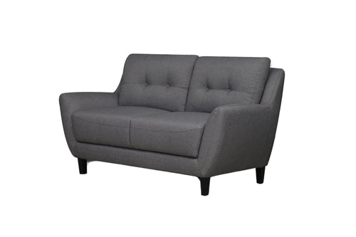 Loveseat gris sobre fondo blanco