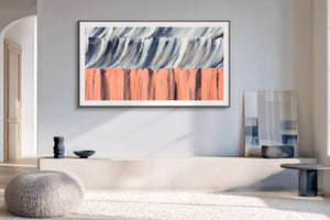 Vista cercana de sala de estar moderna con un televisor de pantalla plana montado en la pared que muestra una obra de arte abstracta en tonos gris, blanco, negro y coral. El espacio incluye muebles minimalistas, luz natural y decoración contemporánea.
